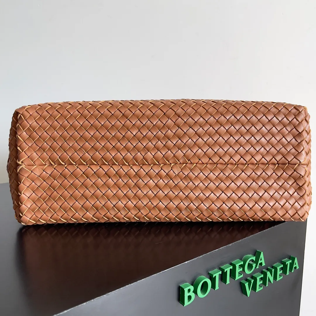 Batch 2860 Classic returns... (large size 51cm) • Cabat, born in 2001, is one of the most iconic styles of the Bottega Veneta workshop. The whole bag is made of top-grade imported lambskin. There is no exposed logo on the whole bag, but with the classic wide woven elements, you can tell who it belongs to at a glance! Can be carried on one shoulder, very practical! Style number: 608811 Size: 51*18*28